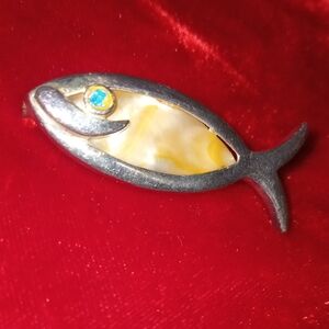 A VINTAGE STERLING FISH BROOCH... MOTHER OF PEARL INSERT 2" SB.46
